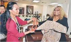  ??  ?? Melia (left) presents a bead necklace and ‘Pua Kumbu’ to Price.