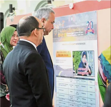  ?? — Bernama ?? Royal guest: Sultan Nazrin visiting an exhibition during the launch of the book on Yahaya at UPSI in Tanjung Malim.
