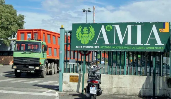  ??  ?? Il dilemma dei rifiuti
La sede dell’Amia, l’azienda del gruppo Agsm che gestisce la raccolta e lo smaltiment­o a Verona. Il Comune deve scegliere come affidare, secondo le nuove norme, il servizio