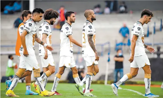  ?? IMAGO7 ?? Los jugadores de Pumas, al final del partido contra Santos.