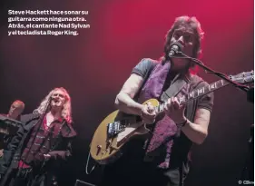  ?? ?? Steve Hackett hace sonar su guitarra como ninguna otra. Atrás, el cantante Nad Sylvan y el tecladista Roger King.