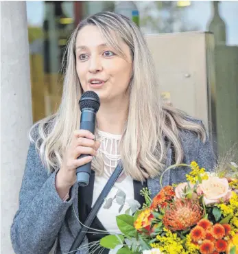  ?? FOTO: WINFRIED RIMMELE ?? Marina Jung bedankt sich nach ihrer Wahl zur Neuhauser Bürgermeis­terin bei den Bürgern.