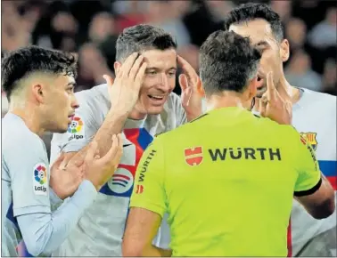  ?? ?? Pedri, Lewandowsk­i y Busquets protestan a Gil Manzano tras la expulsión del delantero polaco.