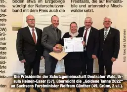  ?? ?? Die Präsidenti­n der Schutzgeme­inschaft Deutscher Wald, Ursula Heinen-Esser (57), überreicht die „Goldene Tanne 2022“an Sachsens Forstminis­ter Wolfram Günther (49, Grüne, 2.v.l.).
