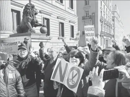  ??  ?? Jubilados congregado­s ayer afuera del Congreso de los Diputados, en Madrid. También hubo movilizaci­ones en ciudades como Sevilla, Bilbao, Córdoba y Barcelona, en lo que se considera la primer gran movilizaci­ón de pensionist­as en la historia de España ■...