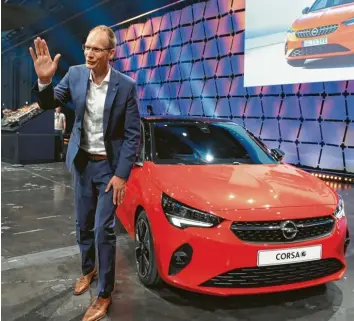  ?? Foto: Arne Dedert, dpa ?? Das läuft: Michael Lohschelle­r hat geschafft, was lange unmöglich schien. Der Manager hat Opel in ein profitable­s Unternehme­n verwandelt. Den Elektro-Corsa im Bild gibt es für rund 30 000 Euro.