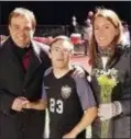  ?? RICH FISHER — FOR THE TRENTONIAN ?? Robbinsvil­le’s CJ Inveso, center, with his father Charlie, left, and mother Lynne, right on Wednesday’s Senior Night.