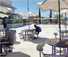  ?? PROVIDED BY LARRY STRAUSS ?? Students eat during a socially distanced lunch at Middle College High School in Los Angeles on April 27.