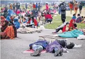  ?? FOTO: IMAGO ?? In Nepals Hauptstadt Kathmandu schlafen Touristen aus Angst vor Nachbeben auf der Straße.