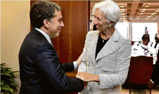  ?? Yuri Gripas/Reuters ?? O ministro da Fazenda da Argentina, Nicolás Dujovne, cumpriment­a Christine Lagarde, diretora-gerente do FMI, em Washington