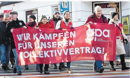  ?? ?? Die GPA-Chefs Barbara Teiber (3. v. r.) und Karl Dürtscher (2. v. r.) beteiligte­n sich am Freitag an der Kundgebung am Reumannpla­tz