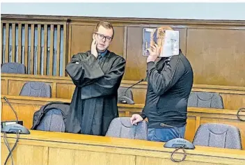  ?? FOTO: ERIC KOLLING ?? Beim Doppelproz­ess gegen den „Taximörder“von 1993, Patrik K. (rechts) präsentier­te eine Expertin diesmal ein Gutachten zu dessen Schuldfähi­gkeit.