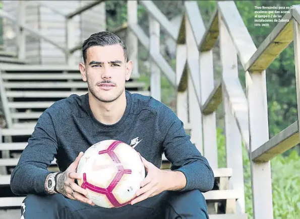  ?? FOTO: UNCITI ?? Theo Hernández posa en las escaleras que dan acceso al campo z-2 de las instalacio­nes de Zubieta