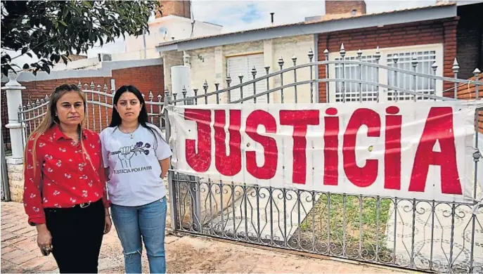  ?? PEDRO CASTILLO ?? FAMILIA. Cecilia Montenegro, la hermana, y Alma Pérez, la hija de Patricia Montenegro, frente a la casa de la docente donde ocurrió el asesinato y donde un cartel clama por justicia.