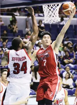  ?? (Rio Deluvio) ?? BLACKWATER’S Mac Belo, right, drives to the basket against Alaska import Cory Jefferson during the PBA Commission­er’s Cup yesterday at the Smart Araneta Coliseum.