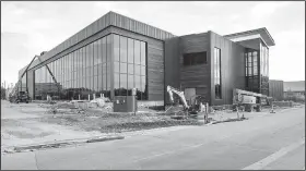  ?? NWA Democrat-Gazette/BEN GOFF • @NWABENGOFF ?? Constructi­on continues Friday on a new Tyson Foods facility which incorporat­es the company’s former headquarte­rs and the Brown Hatchery building in downtown Springdale.