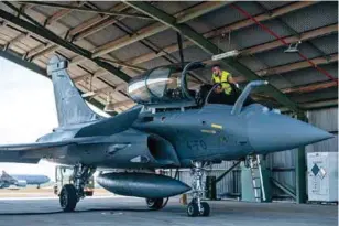  ??  ?? (TOP, LEFT &amp; RIGHT)AS PART OF THE EXCHANGE SORTIES DURING THE INTEGRATIO­N TRAINING WEEK, IAF CONTINGENT MEMBER, GOT AN OPPORTUNIT­Y TO FLY ONBOARD A FRENCH RAFALE FIGHTER AIRCRAFT.