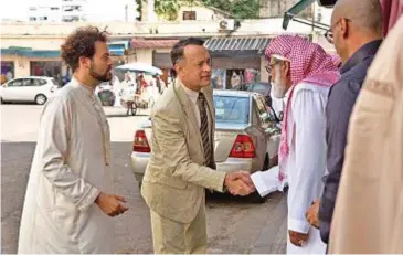  ??  ?? Tom Hanks, 60 anni, in una scena di Aspettando il re, girato tra Marocco ed Egitto (ma ambientato in Arabia Saudita).