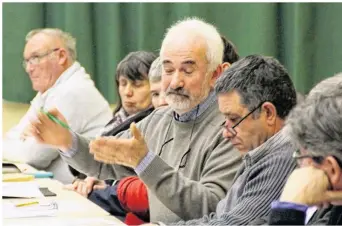  ??  ?? Le maire de Moitron-sur-Sarthe Guy Chaudemanc­he a tenu à dire sa colère et son accablemen­t.