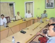  ?? PTI ?? Former Tripura chief minister Manik Sarkar with his party members during a meeting to review the assembly election results at the CPI(M)’s party office in Agartala on Monday.