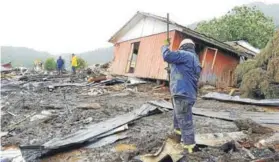  ??  ?? ► El mal clima ha dificultad­o la búsqueda de desapareci­dos.