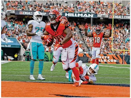  ?? CHARLES TRAINOR JR./MIAMI HERALD ?? Miami’s Kiko Alonso watches as Cincinnati’s Joe Mixon celebrates after scoring in the fourth quarter Sunday at Paul Brown Stadium. The Dolphins fell to the Bengals 27-17 after an explosive fourth-quarter comeback from 17 points down.