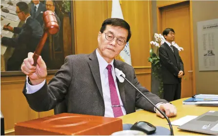  ?? Newsis ?? Bank of Korea Governor Rhee Chang-yong chairs a meeting of the Monetary Policy Committee at the bank in central Seoul, Feb. 22.