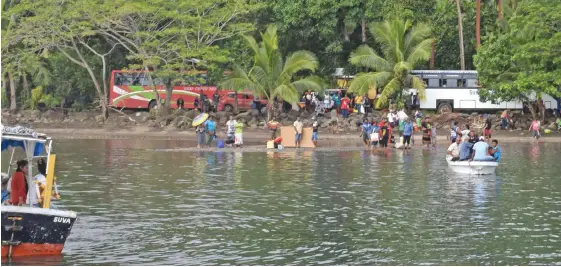  ?? Passengers disembarki­ng at the Natuvu shore on May 16, 2020. Photo: ??