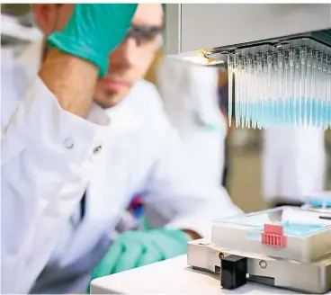  ?? FOTO: DPA ?? Im Labor des Biotech-Unternehme­ns Curevac: Die Forscher arbeiten an einem Impfstoff gegen die Corona-Viren.