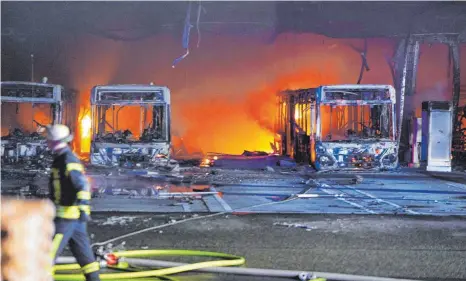  ?? FOTO: ANDREAS ROSAR/DPA ?? Brände mit batteriebe­triebenen Autos und Bussen – wie hier im September vergangene­n Jahres in einem Busdepot in Stuttgart – können hohen Schaden anrichten.