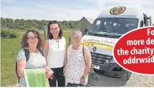  ??  ?? ● Project officer Meinir Jones, Ann Loughrey of the ScottishPo­wer Foundation and Elaine Davies chairman of O Drws i Ddrws