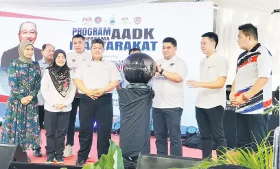  ?? ?? RASMI: Tawau.
Shahelmey (tiga kanan) mewakili Hajiji merasmikan Program AADK Bersama Masyarakat Pperingkat Negeri Sabah di