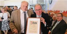  ?? FOTO: WOI ?? Auszeichnu­ng für ein halbes Jahrhunder­t Engagement: Hans Günter Korr, leitender Pfarrer im Seelsorgeb­ereich Nord, dankte Karlheinz Ehbauer (r.)