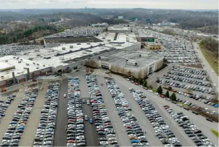  ?? Tim Robbibaro/For the Post-Gazette ?? While malls thrive on days such as Black Friday, pictured here at Ross Park Mall in the North Hills, shoppers are moving away from department stores in favor of online shopping and outlet malls.