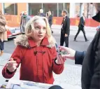  ?? FOTO: DPA ?? Die Schülerin Helena Zengel gibt ihren Fans Autogramme.