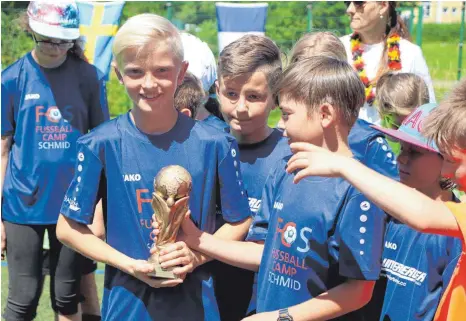  ?? FOTO: HELENA GOLZ ?? Die glückliche­n Gewinner halten den Mini-WM-Pokal in den Händen.