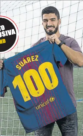  ?? FOTO: PERE PUNTÍ ?? Luis Suárez, posando con la camiseta del Barça que atestigua sus 100 partidos