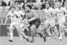  ?? - AFP photo ?? Toulon’s New Zealand centre Ma’a Nonu (C) runs with the ball during the French Top 14 rugby union match between Bordeaux-Begles and Toulon.