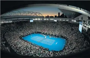  ??  ?? LLENAZO. En la Rod Laver Arena (15.000 espectador­es) no cabía un alfiler.