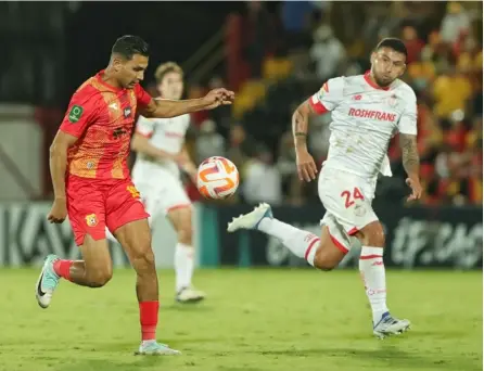  ?? JOHN DURÁN ?? Deyver Vega (izq.) entró de cambio y marcó el descuento para Herediano en la derrota contra Toluca, ayer, en la ida de la primera ronda de la Copa de Campeones de Concacaf.