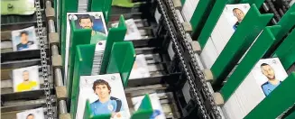  ?? EVERTON OLIVEIRA/ESTADÃO ?? Álbum. Figurinhas já estão à venda em todo o País