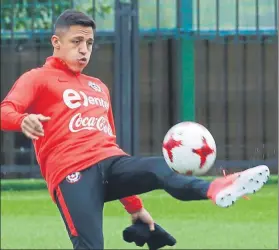  ??  ?? Alexis Sánchez, estrella de Chile, durante un entrenamie­nto con su selección en Moscú