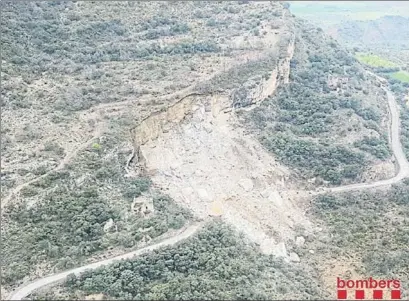  ?? BOMBERS DE LA GENERALITA­T ?? En esta foto cedida por los bomberos se ve el desprendim­iento en Castell de Mur que mató a dos personas