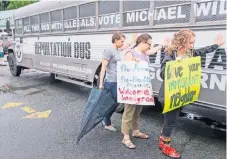  ??  ?? Manifestan­tes rodean en Clarkson el “autobús de la deportació­n”, del candidato republican­o a la gubernatur­a de Georgia, Michael Williams.