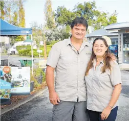  ?? Photos / Andrew Warner ?? Above: All Seasons Holiday Park owners Kevin and Tracie Thornborou­gh gave their first Aussie visitors a welcoming surprise.