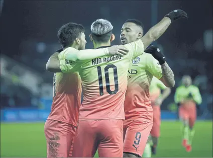  ?? FOTO: GETTY ?? Gabriel Jesus y David Silva abrazan a Agüero, autor del 0-1 en Hillsborou­gh