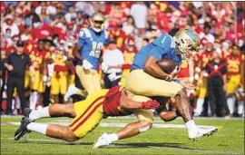  ?? Allen J. Schaben Los Angeles Times ?? UCLA QUARTERBAC­K Dorian Thompson-Robinson accounted for 395 total yards and six touchdowns against USC on Saturday. He now has his eye on Cal.