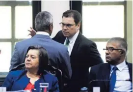  ?? DIANA MÉNDEZ ?? Carlos Ricardo Benavides (al fondo) y Víctor Morales Mora (de espaldas) coincidier­on en la urgencia de aprobar el plan fiscal.