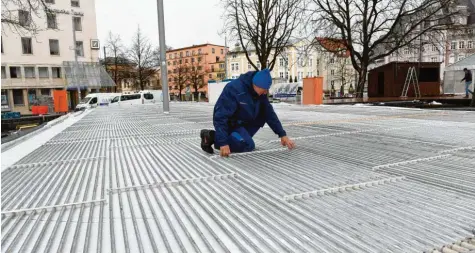  ?? Foto: Silvio Wyszengrad ?? Am Königsplat­z werden derzeit die Vorbereitu­ngen für eine besondere Aktion getroffen: Ab Freitag können die Augsburger dort Schlittsch­uhlaufen.