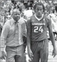  ?? NWA Democrat-Gazette/MICHAEL WOODS ?? Arkansas Coach Mike Anderson talks with Michael Qualls as they head to the locker room after Sunday’s 78-63 loss to Kentucky Wildcats in the SEC Tournament championsh­ip game at Bridgeston­e Arena in Nashville. Qualls scored 18 points off the bench to...